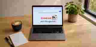 En computerskærm på et skrivebord viser Google Ads